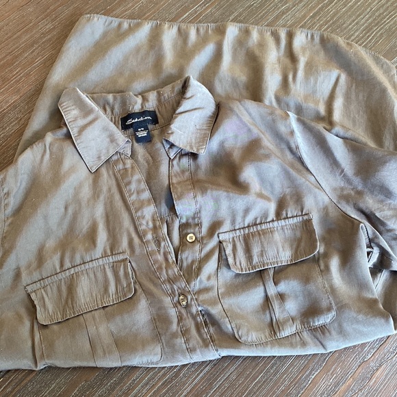 Ladies sage green tunic by Seductions in size medium. Silky feel. - Picture 4 of 7